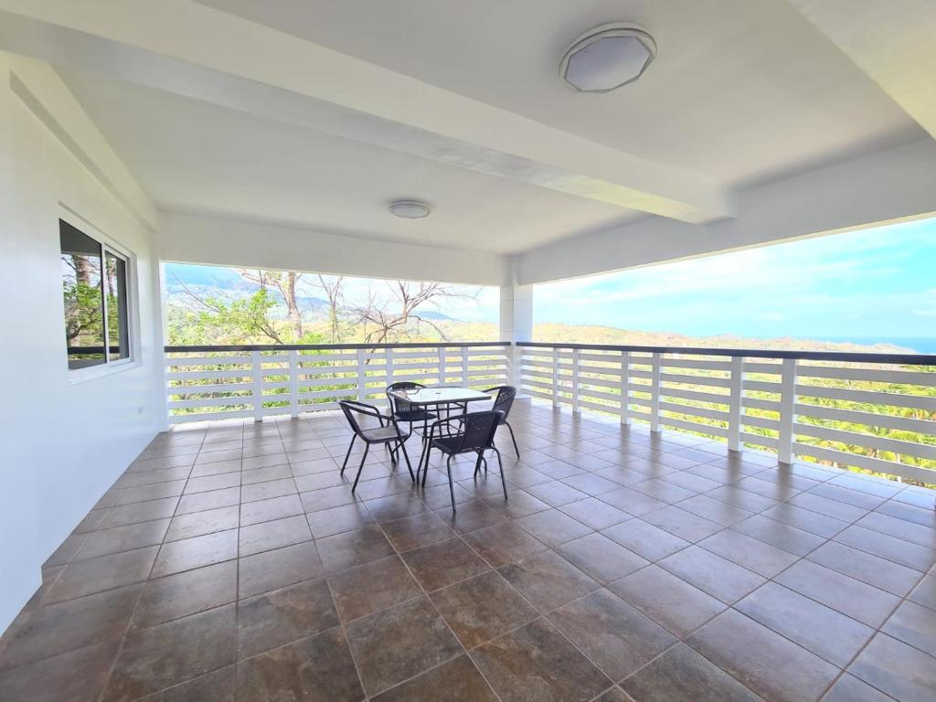 Balkón nebo terasa v ubytování Azure Ocean View Villa