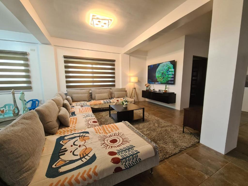 TV a/nebo společenská místnost v ubytování Azure Ocean View Villa