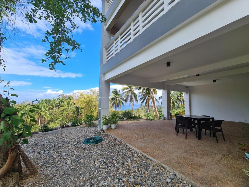 Balkón nebo terasa v ubytování Azure Ocean View Villa