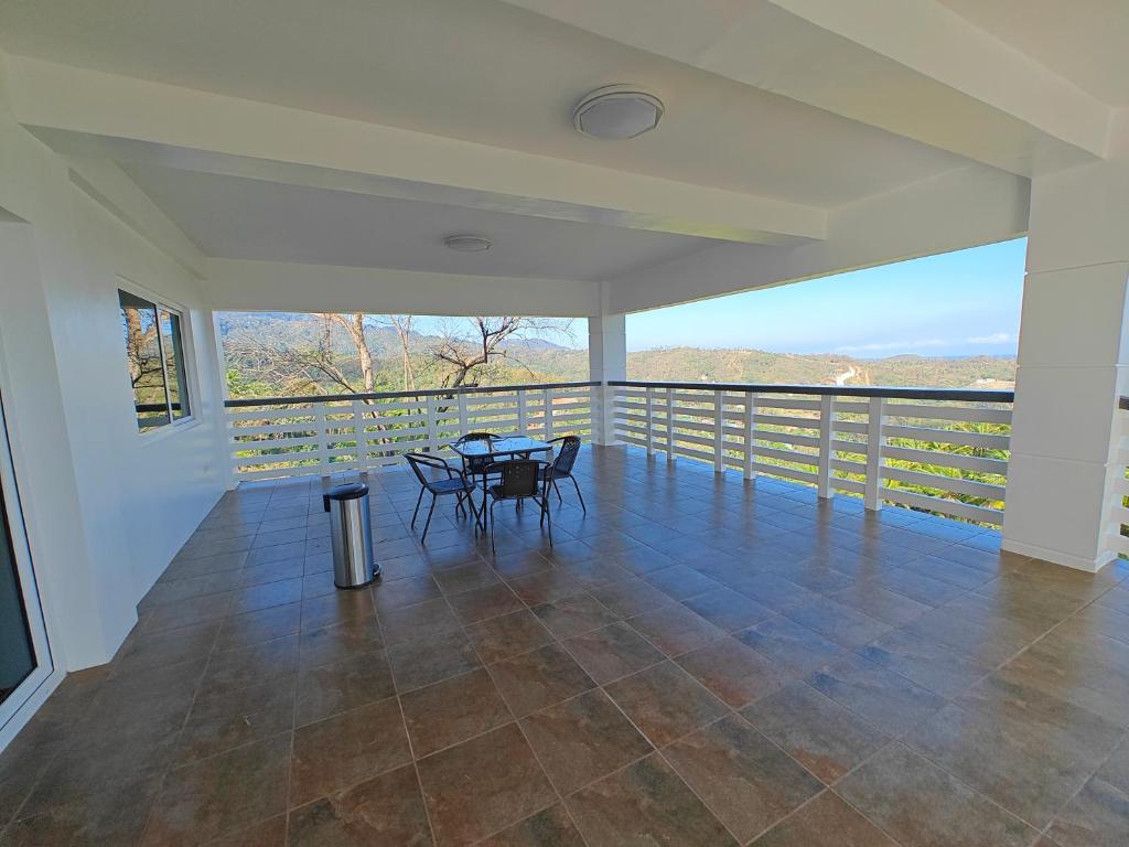 Balkón nebo terasa v ubytování Azure Ocean View Villa