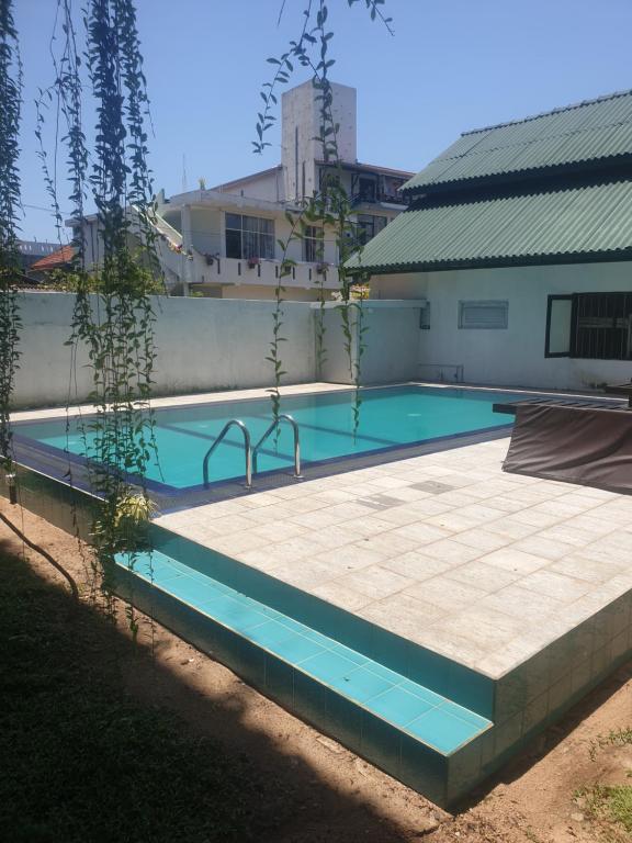 Bazén v ubytování Traveller's Hostel Hikkaduwa nebo v jeho okolí