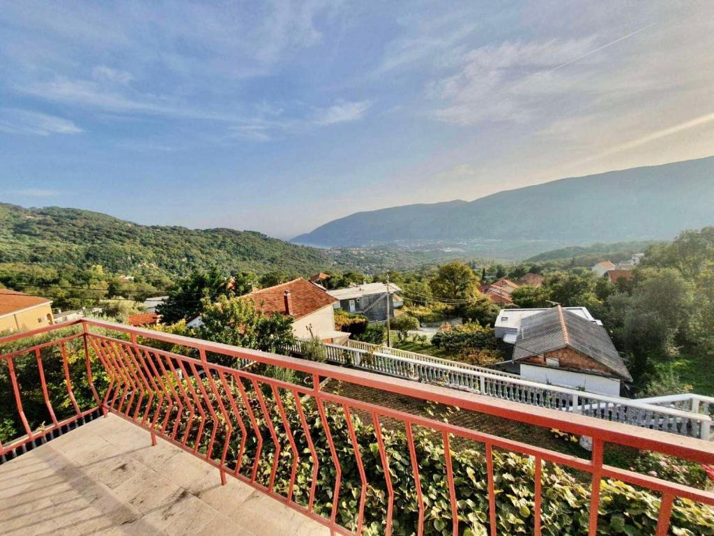 Aussicht vom Balkon eines Hauses in der Unterkunft VILA MARTINA in Herceg-Novi