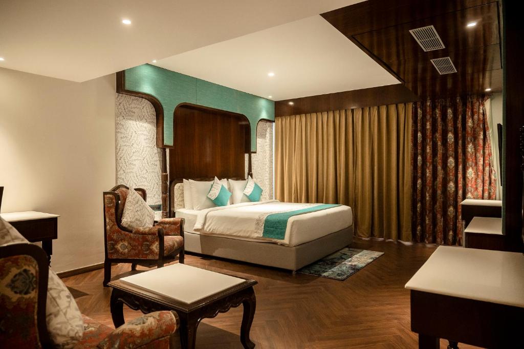 BaharampurにあるHOTEL LAKE VIEWのベッドと椅子付きのホテルルーム