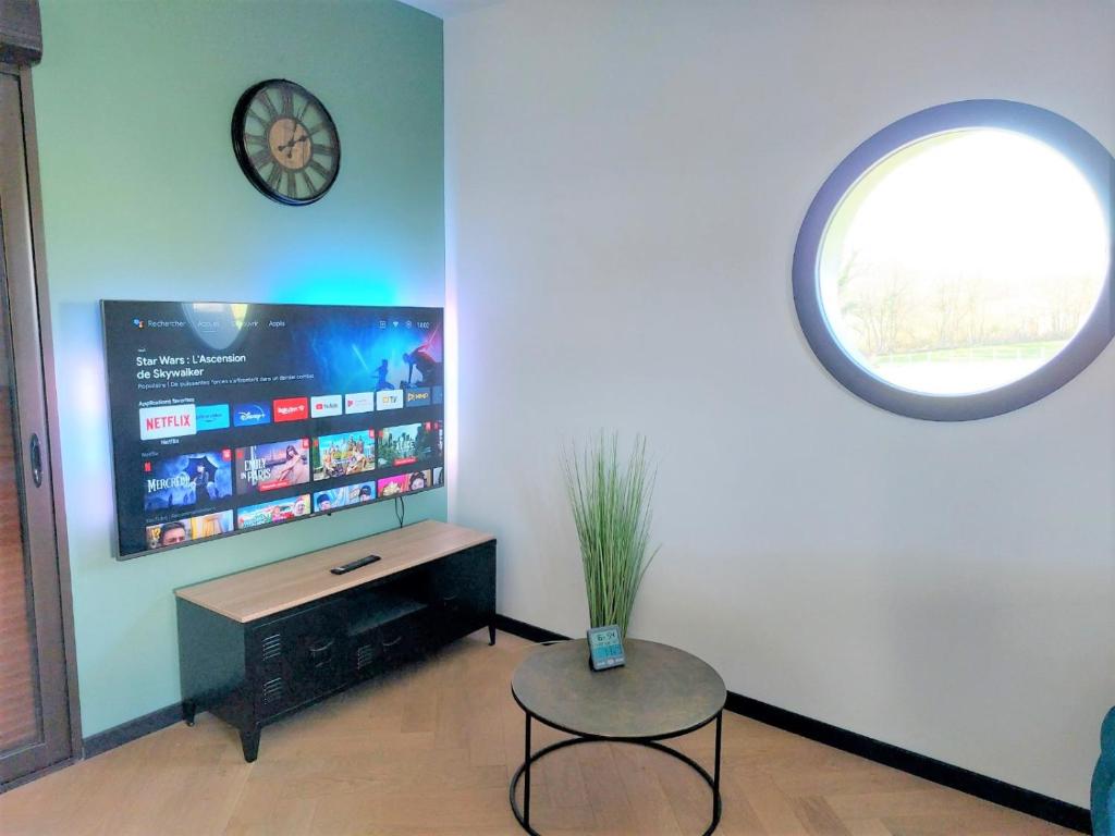 Telewizja i/lub zestaw kina domowego w obiekcie Gite les Caravottes 4 Etoiles avec Jacuzzi - JURA