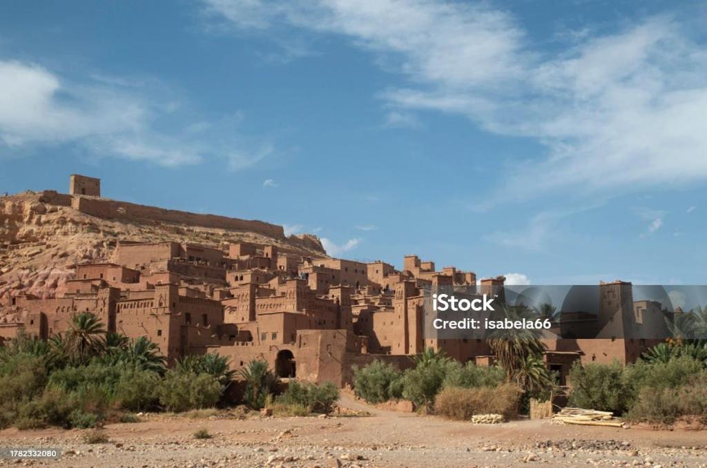 un groupe de bâtiments sur une colline dans le désert dans l'établissement Marhaban, à Ouarzazate