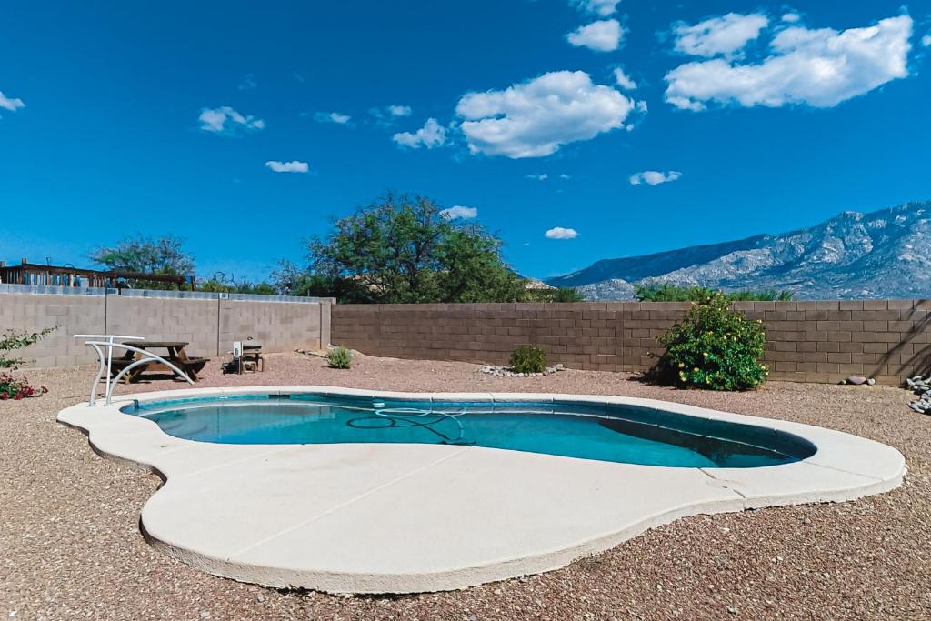 uma pequena piscina no meio de um quintal em North Twin Lakes Abode em Catalina