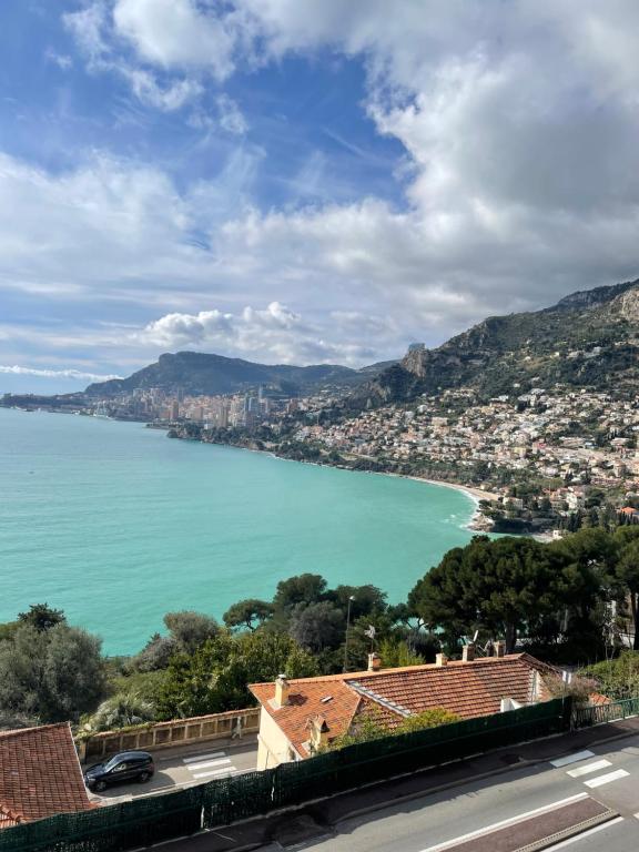 uma vista para um corpo de água com casas em Aux portes de Monaco superbe T3 vue mer em Roquebrune-Cap-Martin
