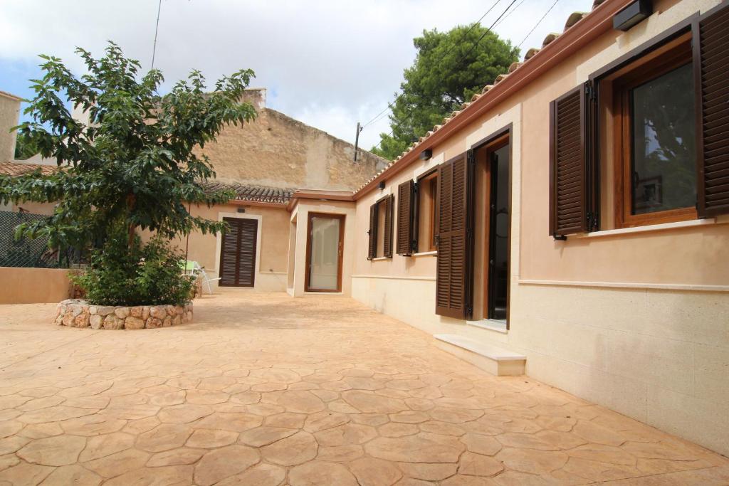 un patio de una casa con un árbol y un edificio en Casa en Establiments en Establiments