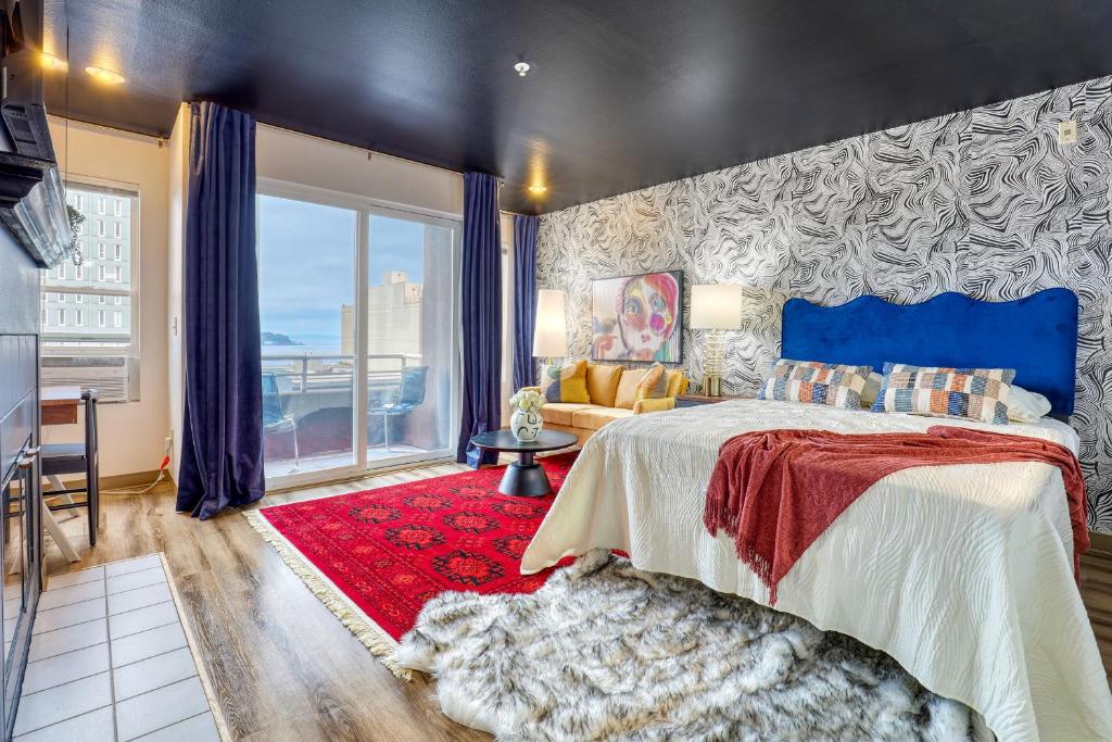 um quarto com uma cama grande e uma janela grande em Quest Travels em Seattle