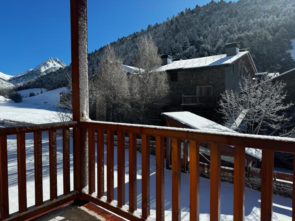 O vedere generală la munți sau o vedere la munte luată de la acest apartament