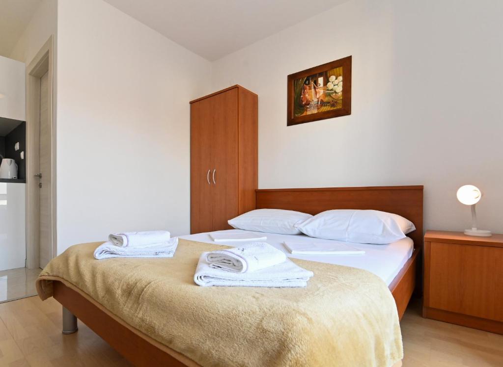 Postel nebo postele na pokoji v ubytování Rooms & Apartments Jadranka