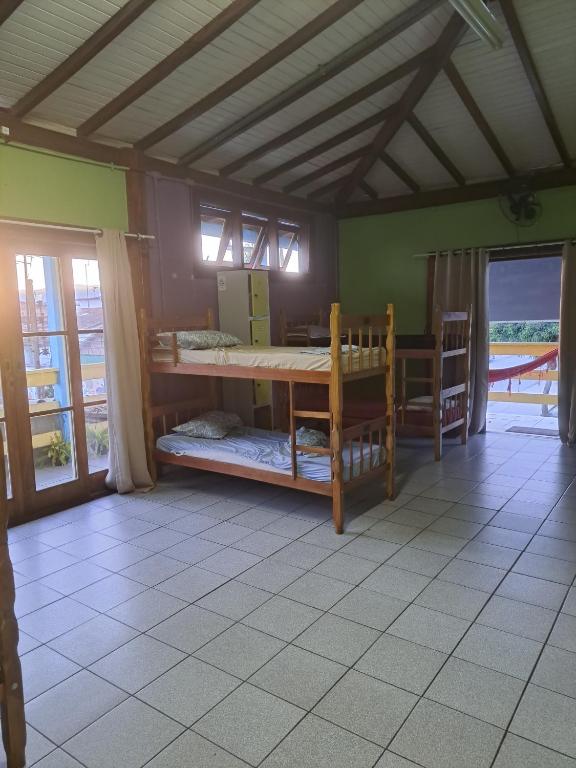 Palanda nebo palandy na pokoji v ubytování Girassol Hostel by Katita