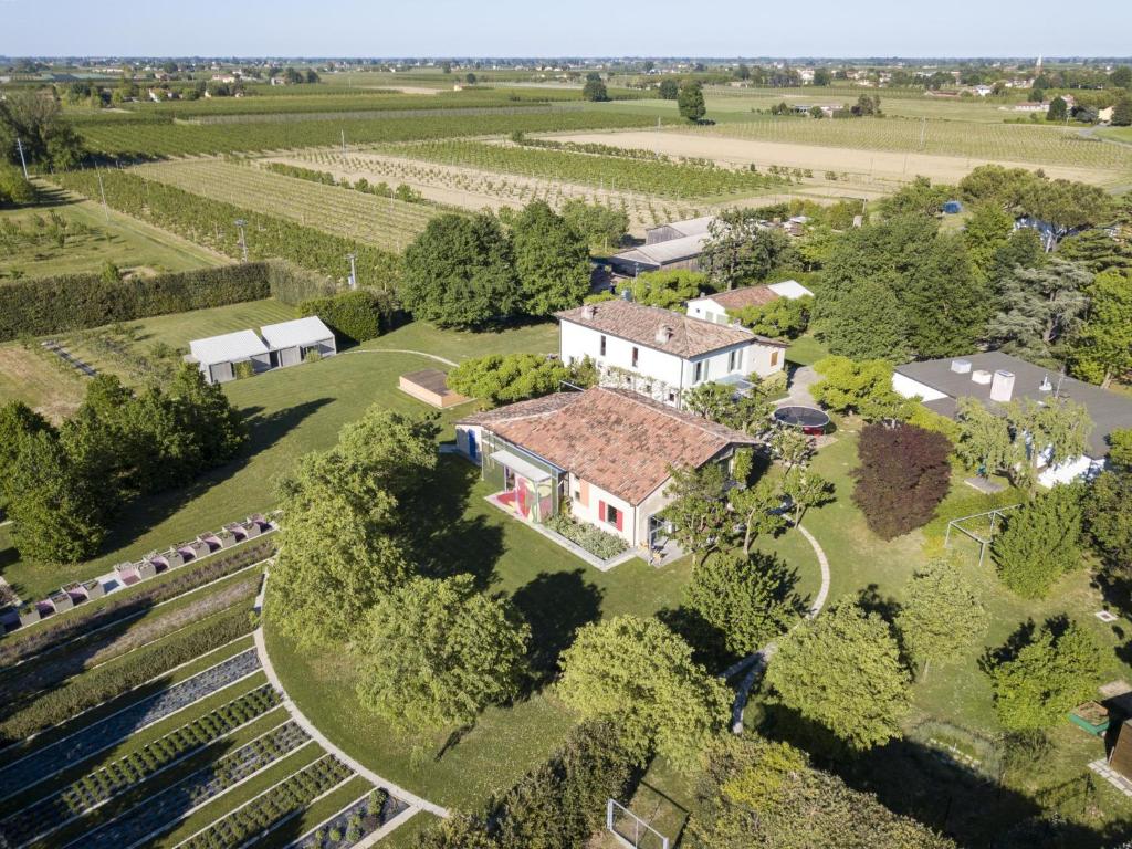 une vue aérienne sur une maison dans un champ dans l'établissement Sacramora, à Faenza