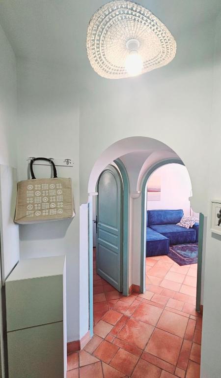 - un salon avec un canapé bleu et un plafond dans l'établissement TRES BEL APPARTEMENT VUE MER - Piscine - Tennis et Golf, à Saint-Cyr-sur-Mer