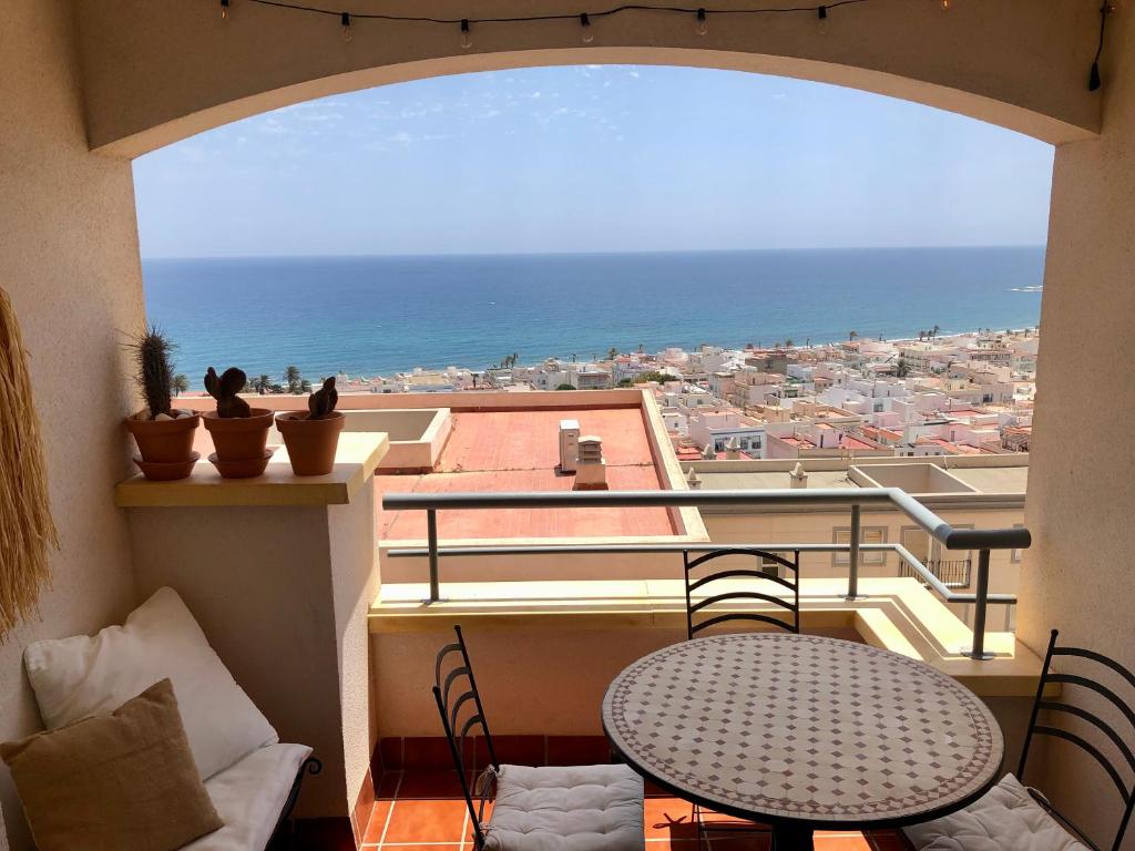 a balcony with a table and a view of the ocean at Apartamento de Carboneras - Terrazas y Vistas in Carboneras