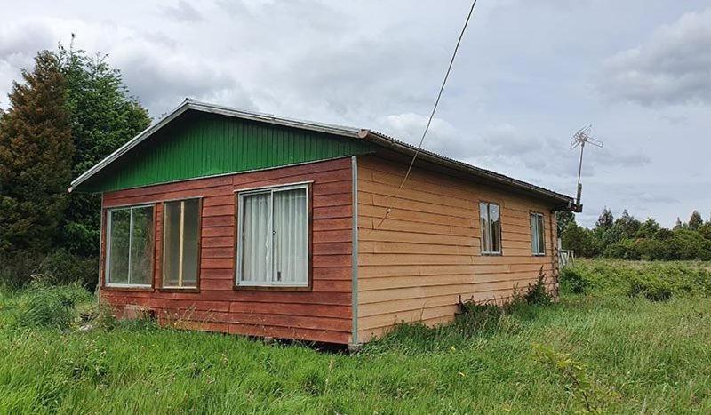 塞維利亞的住宿－Villa Dársena，田野上带绿色屋顶的小房子