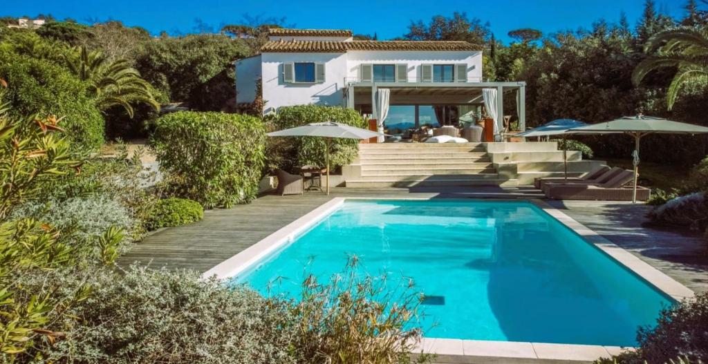 une villa avec piscine et une maison dans l'établissement CYRIL Magnifique villa provençale, à Saint-Tropez