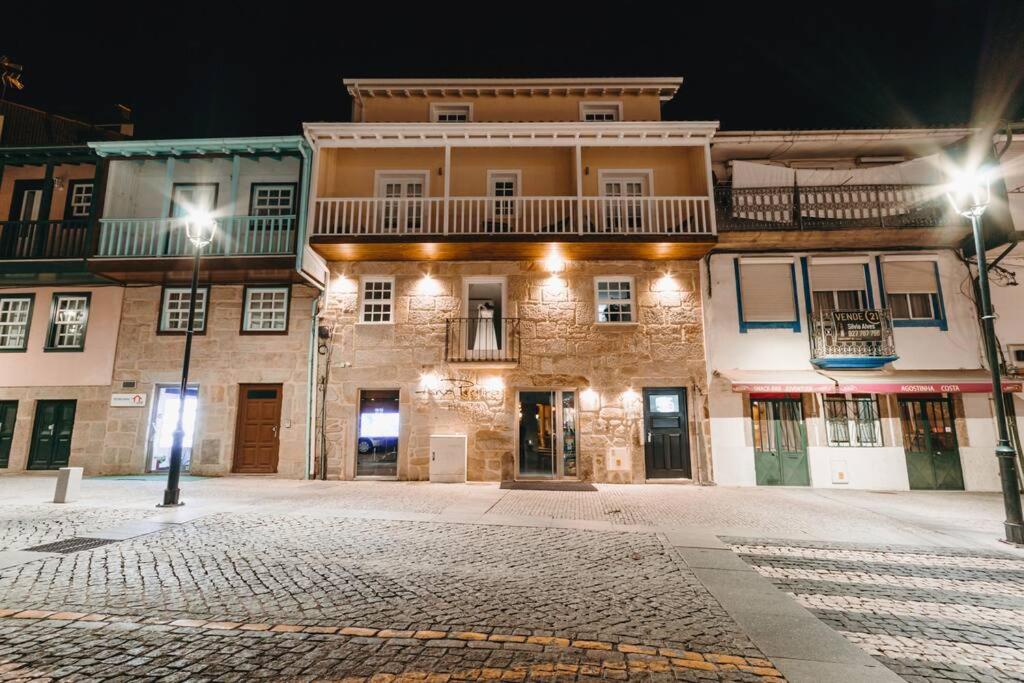 une rue vide la nuit avec un bâtiment dans l'établissement Alojamento Porta14.4, à Chaves