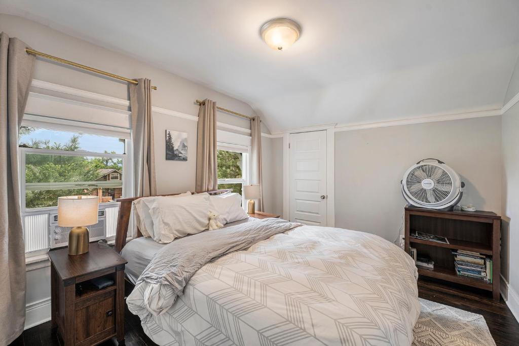 - une chambre avec un lit, une fenêtre et un ventilateur dans l'établissement 5-bedroom Victorian Home Private Yard Sleeps 10, à Denver
