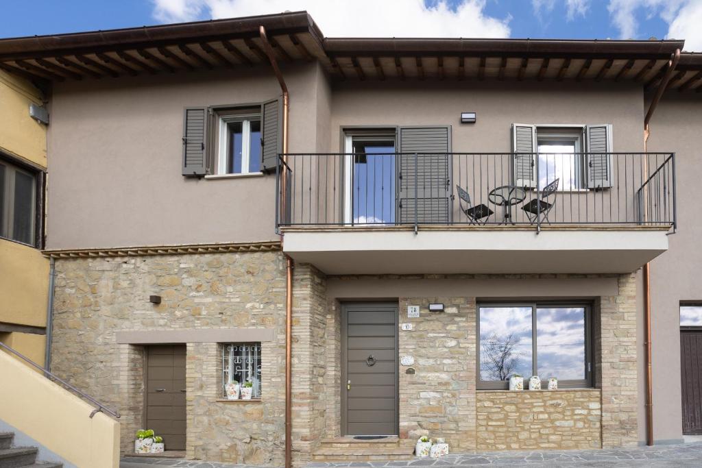 una casa con balcone e finestre di Lombardi Rita - Colle S. Martino ad Assisi