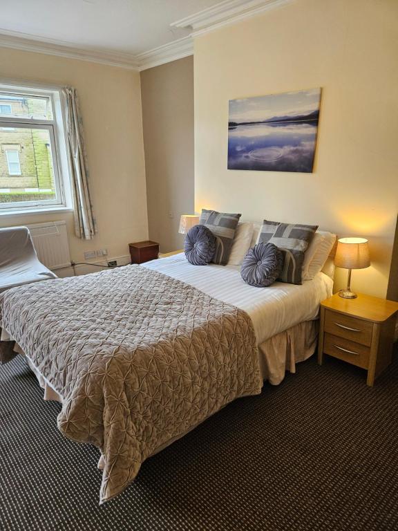 - une chambre avec un grand lit et une fenêtre dans l'établissement Valley Bar, à Scarborough