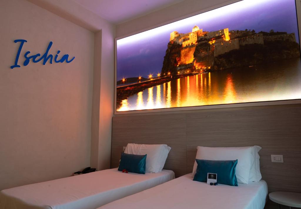 Giường trong phòng chung tại THE SUN HOTEL BOUTIQUE NAPOLI