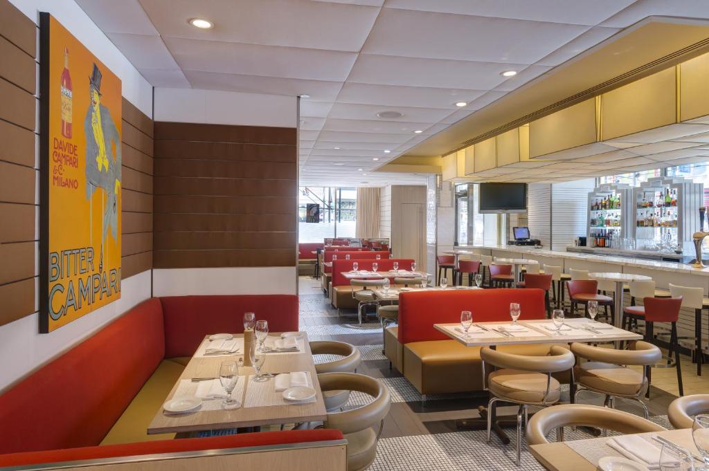 Un restaurante u otro lugar para comer en The New Yorker Hotel