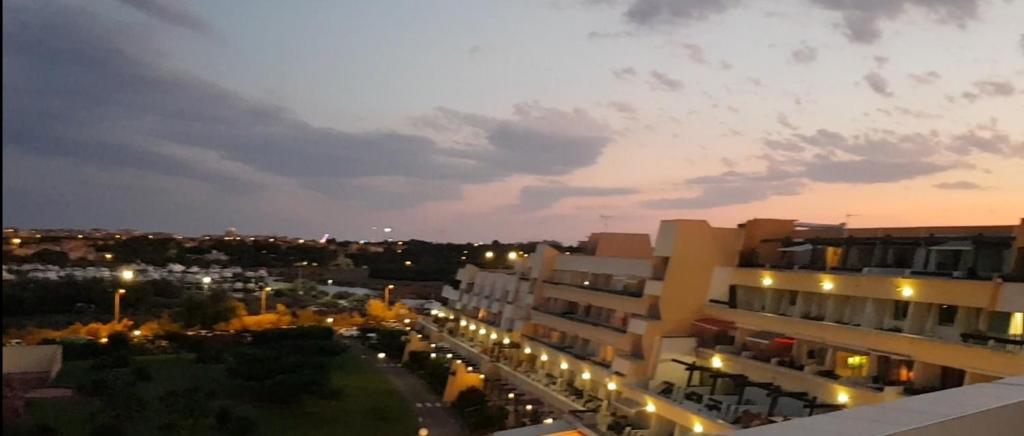 - une vue sur la ville la nuit avec des lumières de rue dans l'établissement PORT NATURE 5, au Cap d'Agde