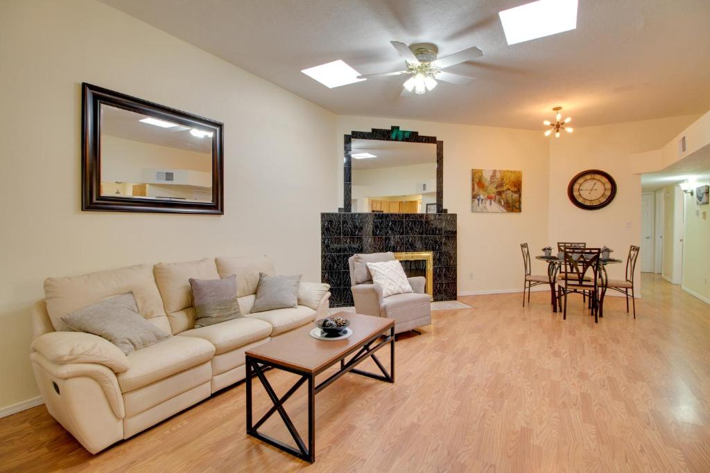 Posezení v ubytování Comfy Albuquerque Townhome Less Than 6 Mi to Downtown