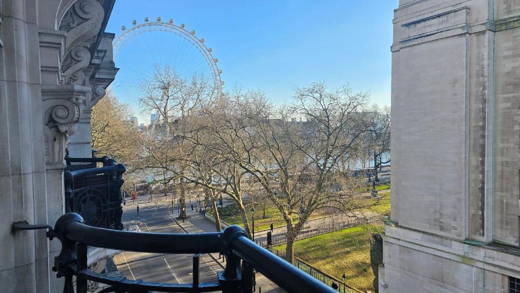 een balkon met uitzicht op het Londonoog bij Apartment London Eye Big Ben walk to China town in Londen