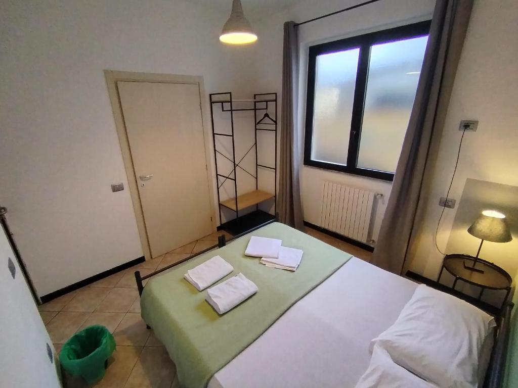 Postel nebo postele na pokoji v ubytování Lake Como Beach Hostel