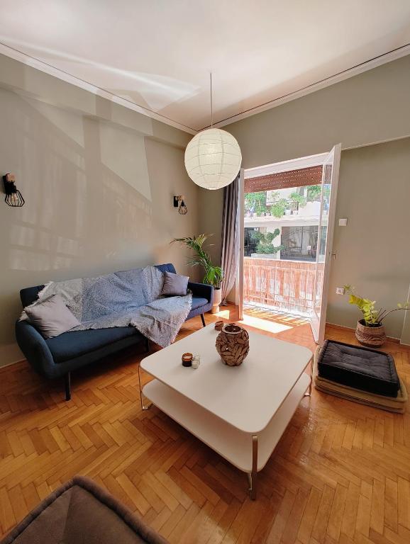 - un salon avec un canapé et une table dans l'établissement Apartment Thisio, à Athènes