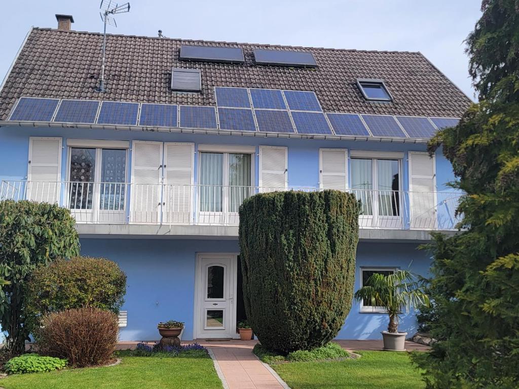 une maison avec des panneaux solaires sur le toit dans l'établissement L'Orée du Bois, à Dossenheim-sur-Zinsel