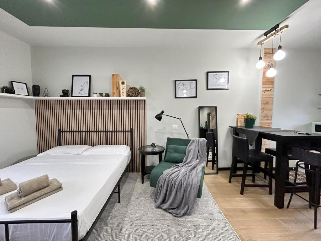 ペスキエーラ・デル・ガルダにあるHide Apartmentのベッドルーム1室(ベッド1台、デスク、ピアノ付)