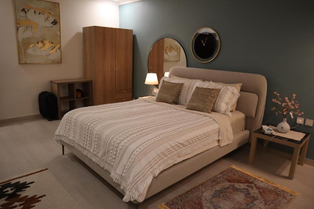 Säng eller sängar i ett rum på بالبيت B-LBAIT Al-Madina