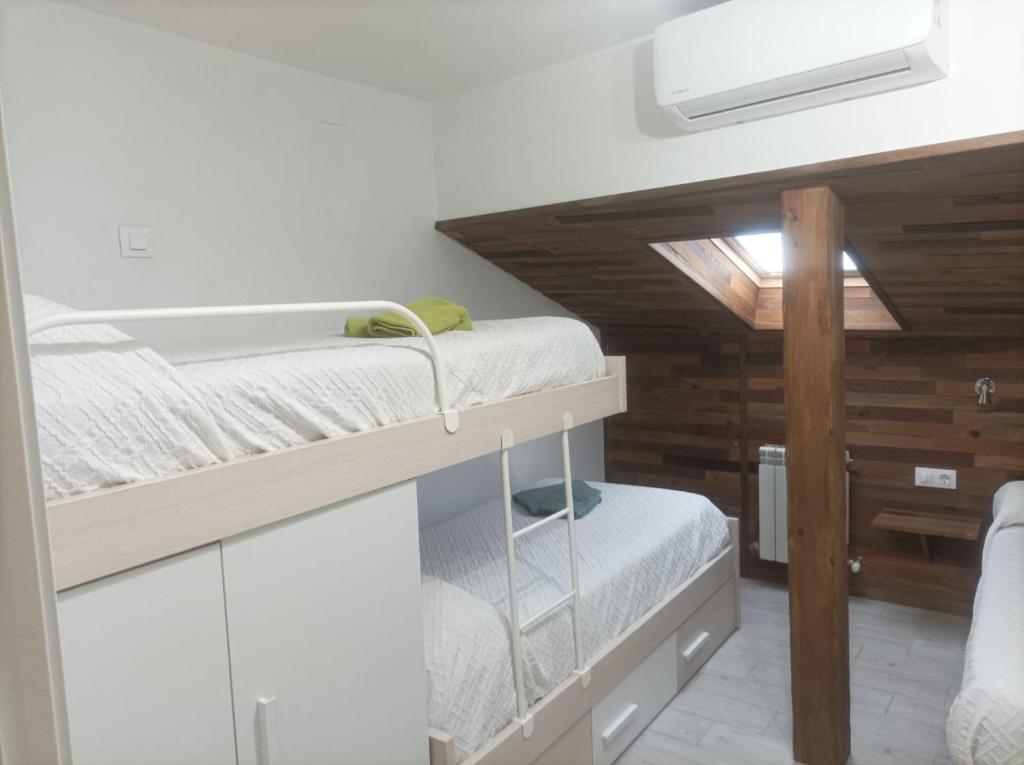 1 dormitorio con 2 literas en una habitación en Bejar Alojamiento La Plaza, en Béjar