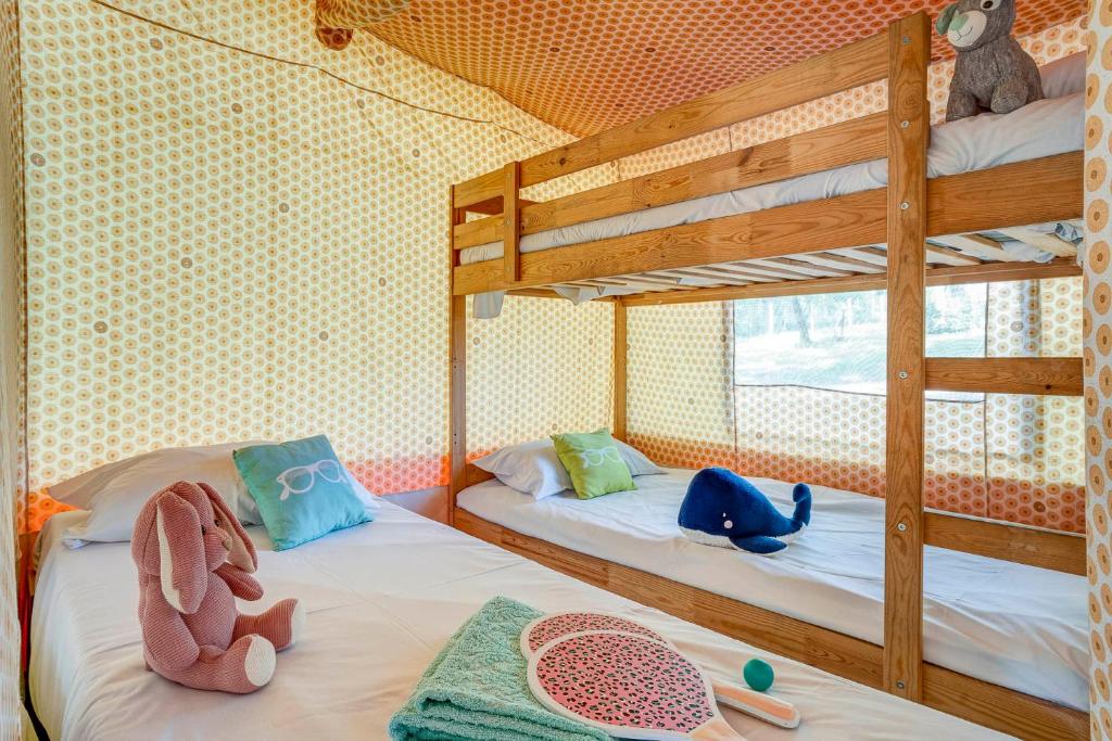 Postel nebo postele na pokoji v ubytování camping nature le Valenty mobil-home-Dordogne panoramique clim piscine