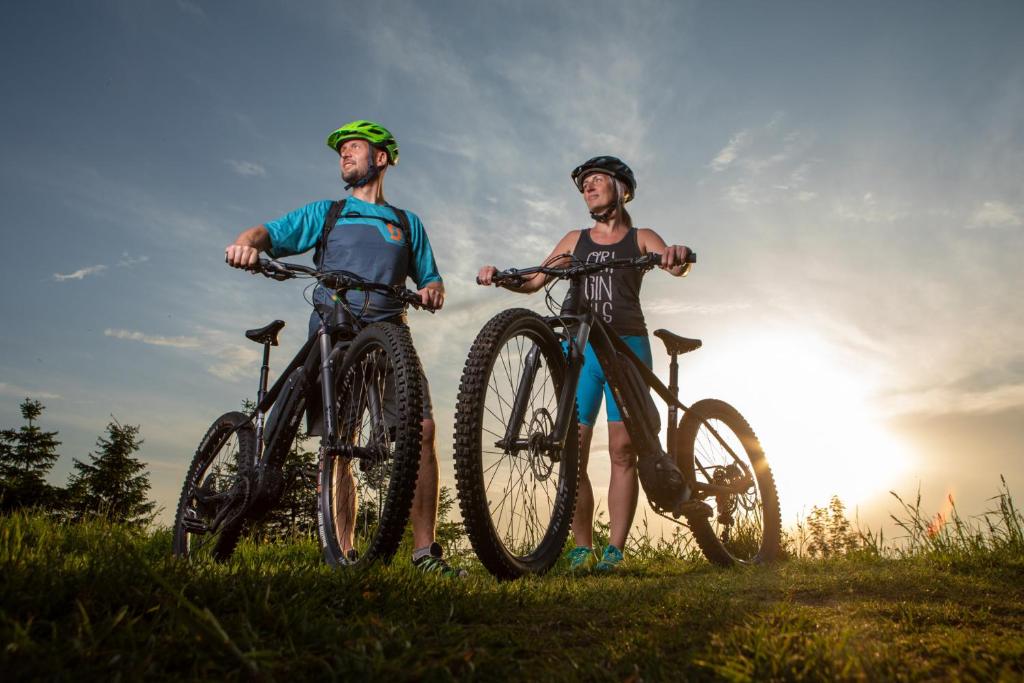 Jízda na kole v ubytování k1 sporthotel - Bike & Ski inklusive Hotel nebo okolí