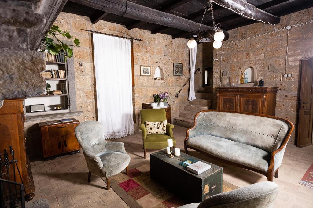A seating area at La Rocca - Palazzo Pallotti
