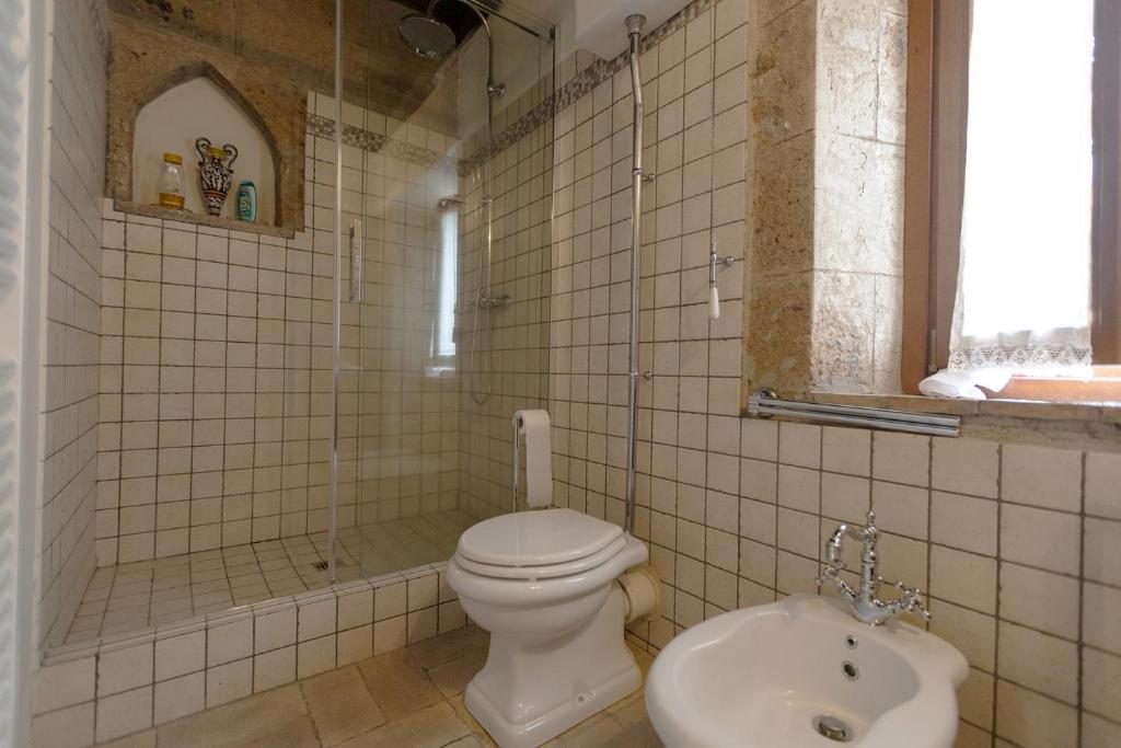 A bathroom at La Rocca - Palazzo Pallotti