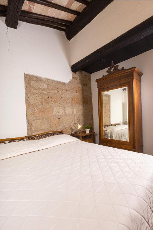 A bed or beds in a room at La Rocca - Palazzo Pallotti