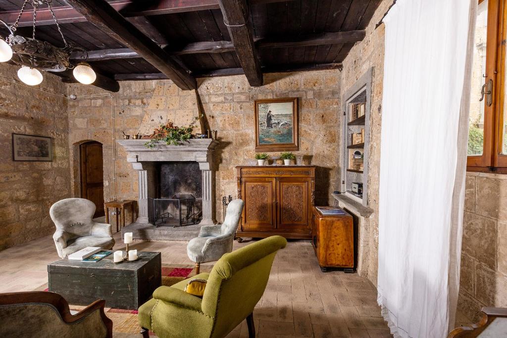 sala de estar con sofá y chimenea en La Rocca - Palazzo Pallotti, en Lubriano