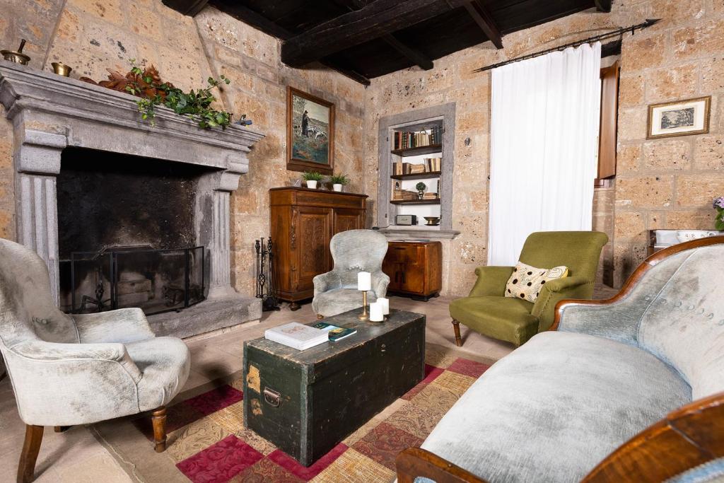 A seating area at La Rocca - Palazzo Pallotti
