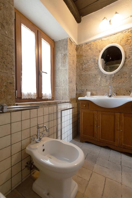 A bathroom at La Rocca - Palazzo Pallotti
