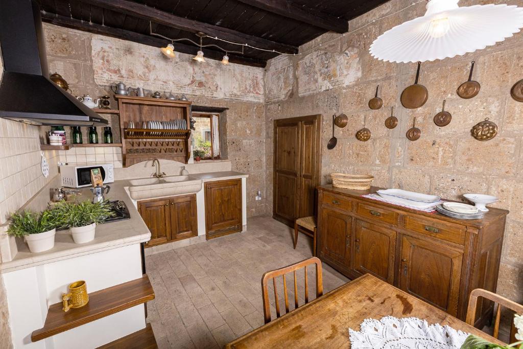 A kitchen or kitchenette at La Rocca - Palazzo Pallotti