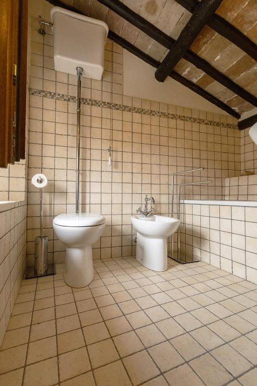 A bathroom at La Rocca - Palazzo Pallotti