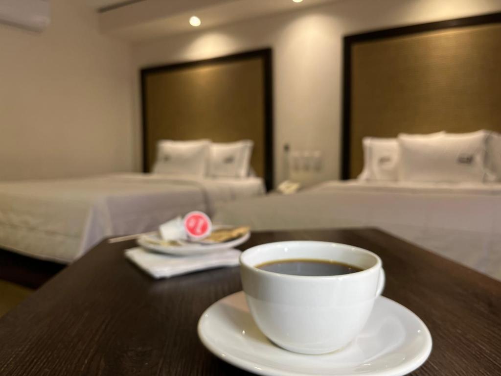 una taza de café en una mesa en una habitación de hotel en Hotel Lepanto Reforma, en Ciudad de México