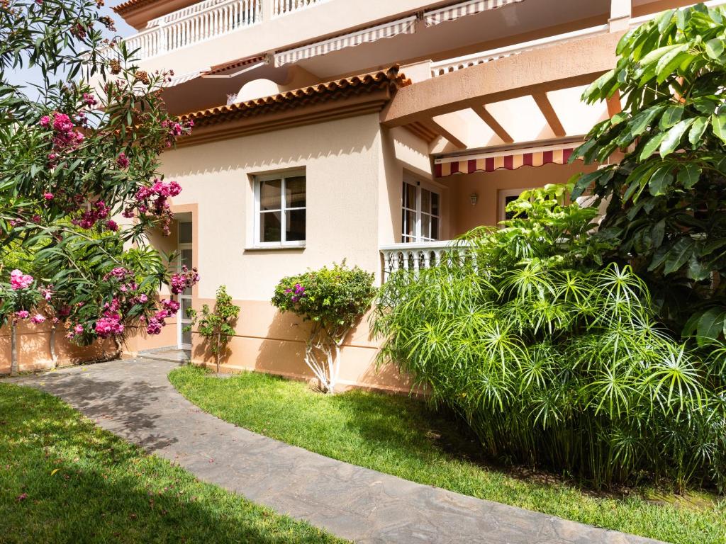 una casa con plantas y flores delante de ella en Live Garachico Humbolt, en Caleta de Interián