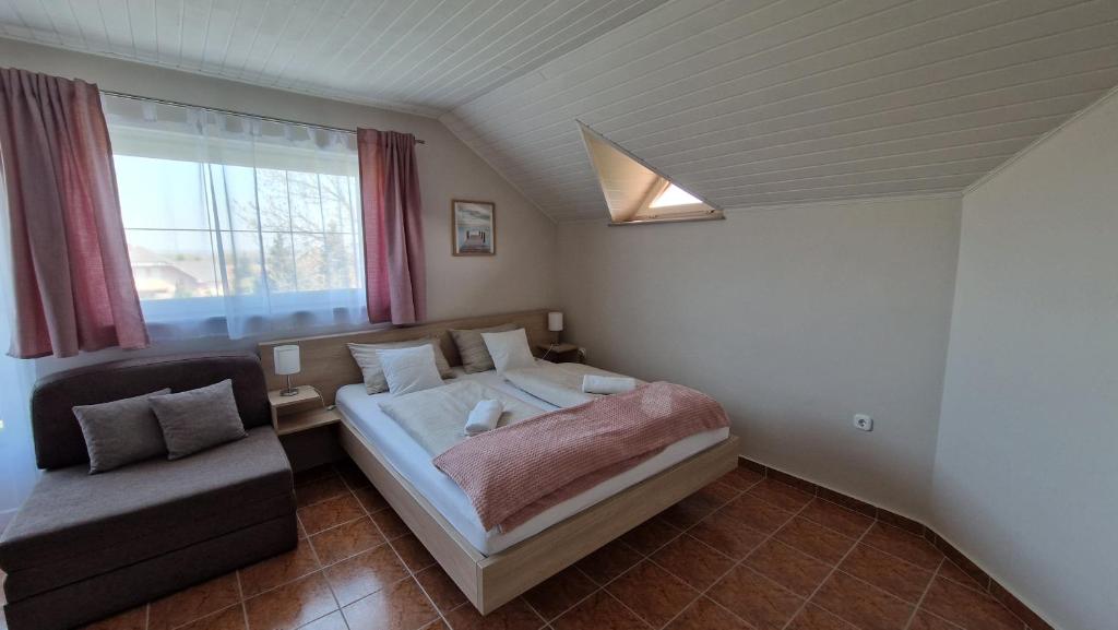 Postel nebo postele na pokoji v ubytování Silence Apartmanház Zalakaros