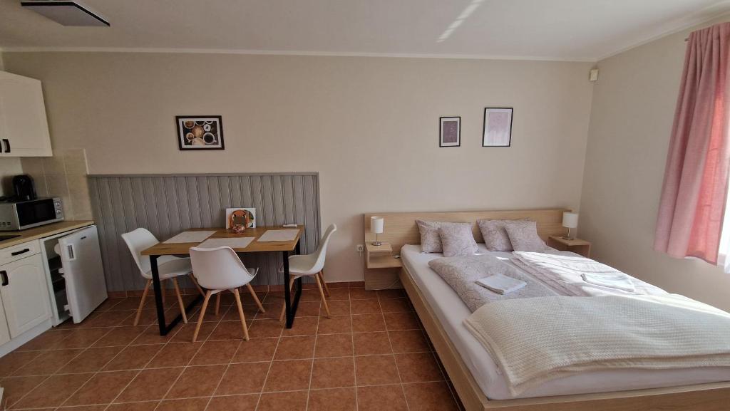 Postel nebo postele na pokoji v ubytování Silence Apartmanház Zalakaros